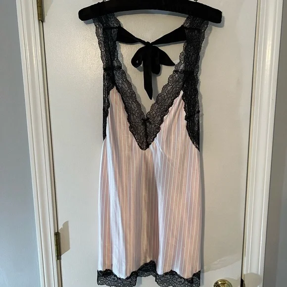 VICTORIA’S SECRET Classic Pink & Black Striped Lace Slip - Size Medium 🩷🤍🖤 - Picture 2 of 7